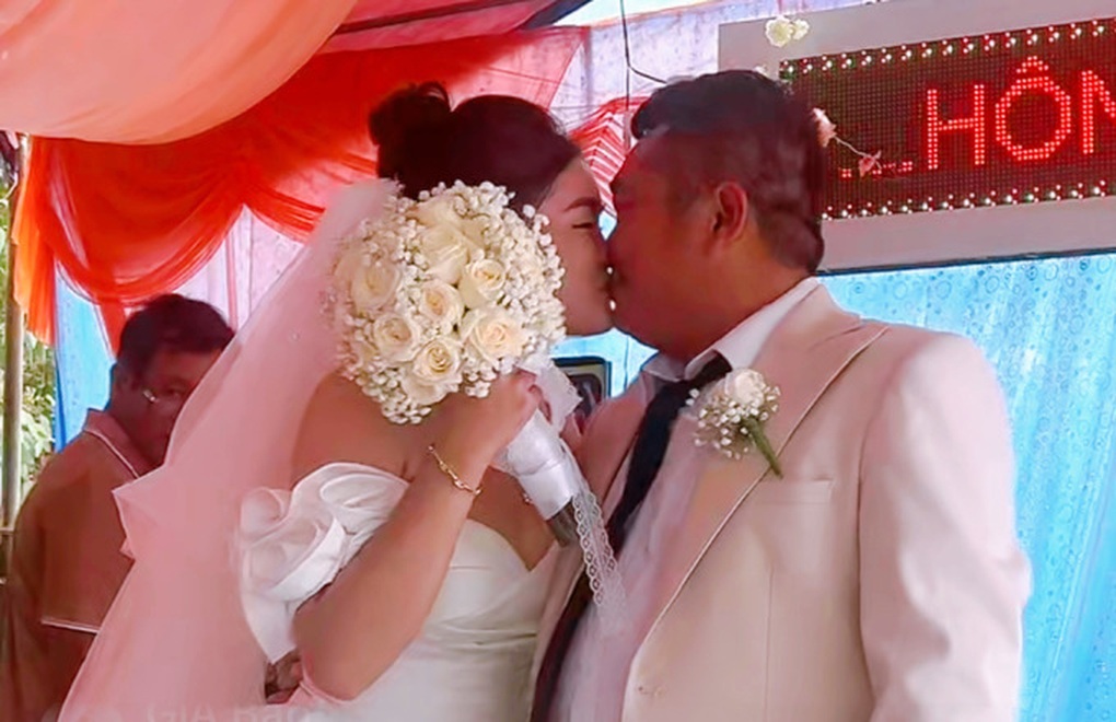 Thằng Cò Phùng Ngọc hôn vợ kém 10 tuổi trong lễ cưới ở quê - 1 Thằng Cò Phùng Ngọc hôn vợ kém 10 tuổi trong lễ cưới ở quê - 1