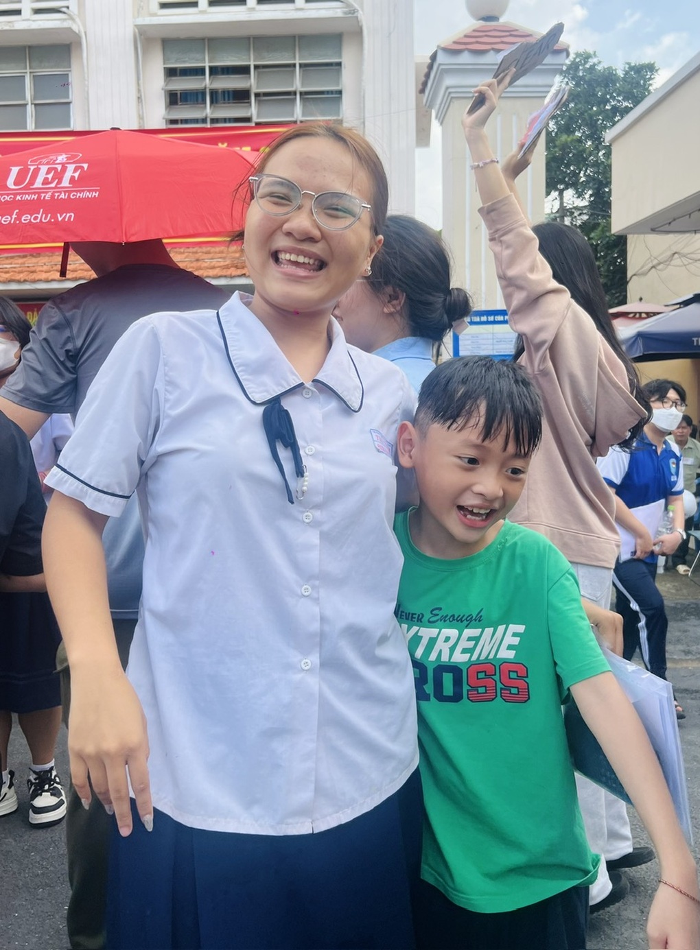 Rụng tim với cậu bé đưa chị đi thi: “Ở nhà như chó với mèo” - 4 Rụng tim với cậu bé đưa chị đi thi: “Ở nhà như chó với mèo” - 4