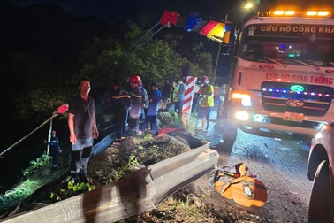 Vụ ô tô khách rơi xuống vực ở đèo Bảo Lộc: Xe chở 36 người