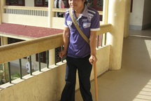 Chống nạng đến trường thi