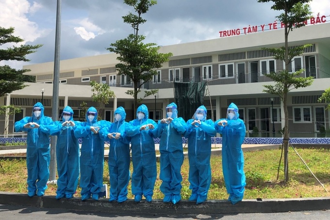 Đoàn đến thăm bệnh nhân F0 tại Trung tâm Y tế Bắc Tân Uyên