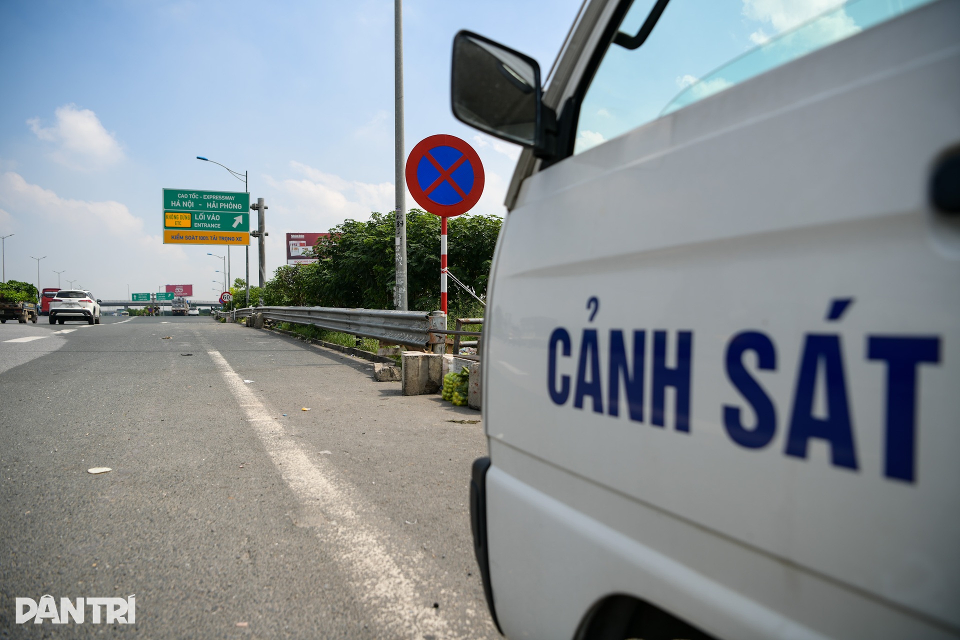 Người bán ổi dưới chân cầu Thanh Trì dọn hàng tháo chạy khi thấy công an - 12 Người bán ổi dưới chân cầu Thanh Trì dọn hàng tháo chạy khi thấy công an - 12