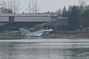 Tiêm kích Trung Quốc nghi rơi xuống sông, người dân vẫn thản nhiên câu cá