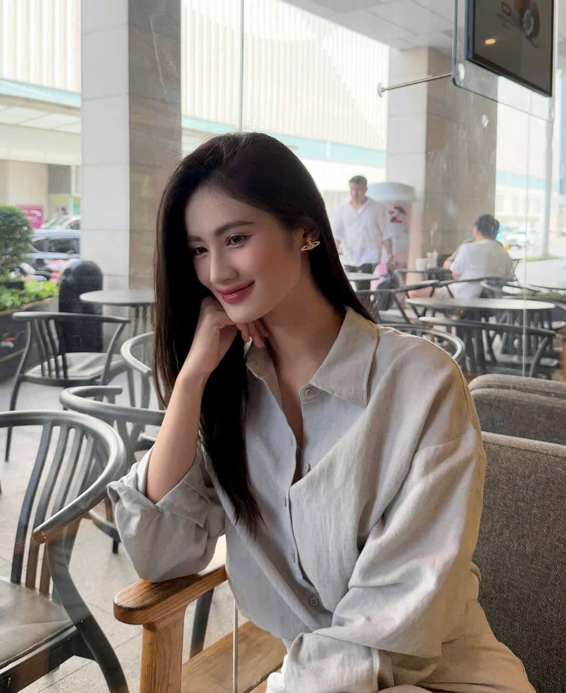 Hoa hậu Ý Nhi đi thi quốc tế: Hoãn du học, nhan sắc khác lạ gây chú ý - 10 Hoa hậu Ý Nhi đi thi quốc tế: Hoãn du học, nhan sắc khác lạ gây chú ý - 10