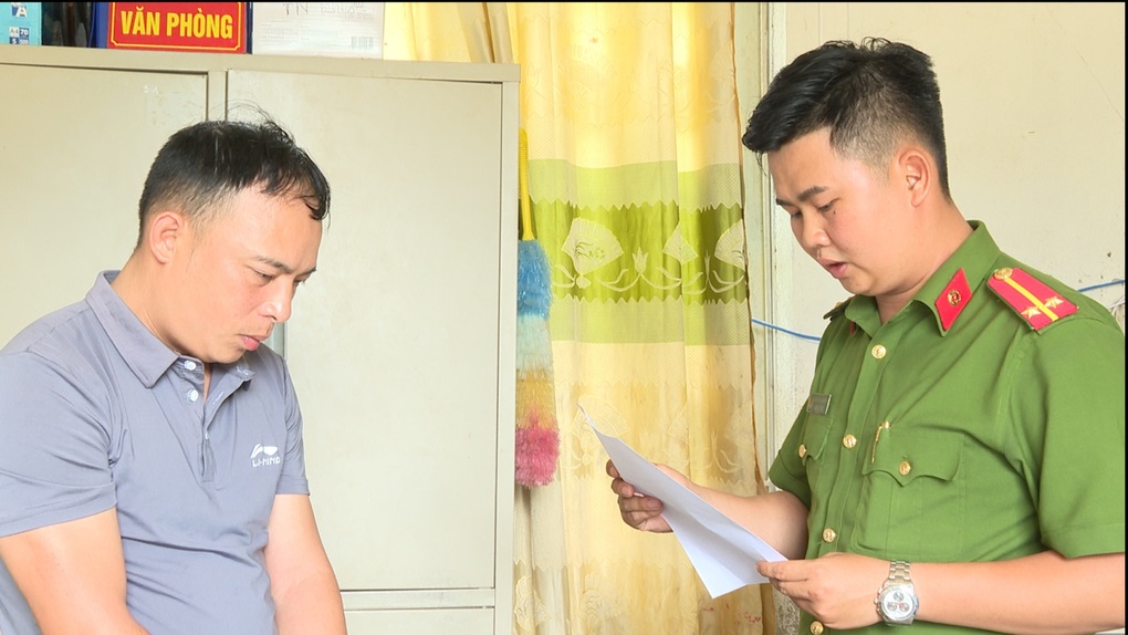 Hai cán bộ xã ăn tiền hỗ trợ của các hộ nghèo - 2 Hai cán bộ xã ăn tiền hỗ trợ của các hộ nghèo - 2