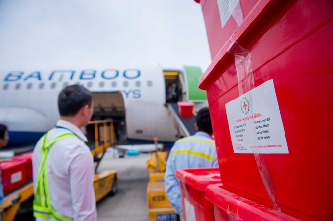 Chuyến bay đặc biệt của Bamboo Airways chở hàng cứu trợ hạ cánh miền Trung - Ảnh 3.