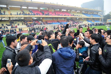 Cổ động viên tràn xuống sân "quây" thầy trò HLV Miura