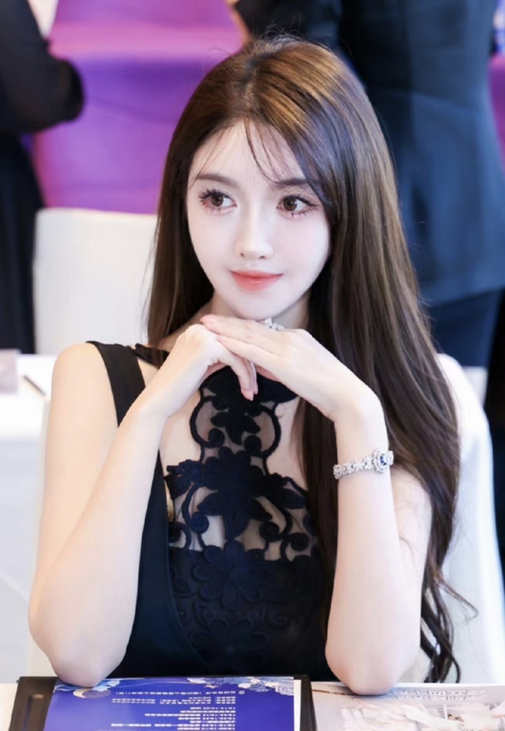 Bạn gái Huỳnh Hiểu Minh bực bội khi bị so sánh với Angelababy - 3 Bạn gái Huỳnh Hiểu Minh bực bội khi bị so sánh với Angelababy - 3