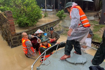 Nước dâng cao, lực lượng chức năng căng mình cứu dân trong lũ