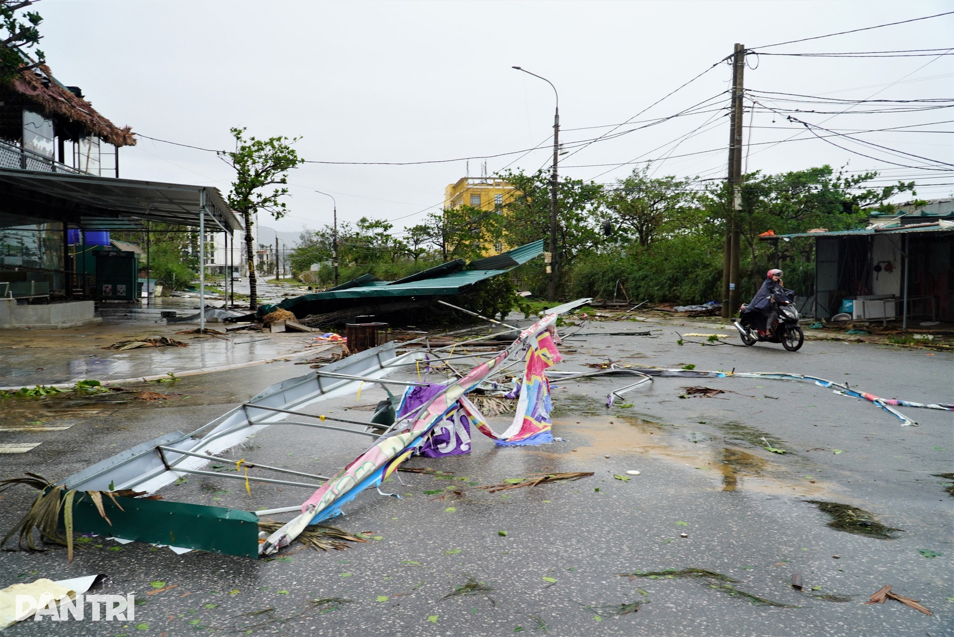 Khu du lịch biển Thiên Cầm tan hoang, nhiều nhà hàng đổ sập sau bão Bualoi - 2 Khu du lịch biển Thiên Cầm tan hoang, nhiều nhà hàng đổ sập sau bão Bualoi - 2