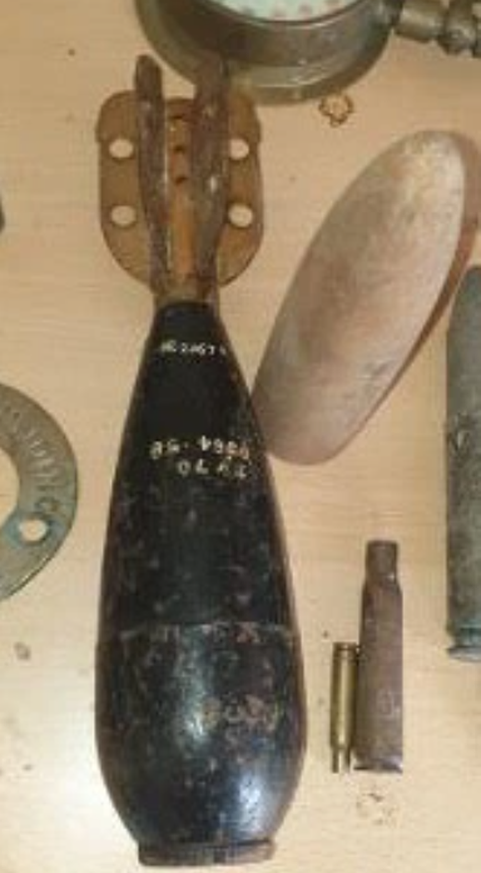 Dọn nhà hộ bà, cháu gái bất ngờ tìm thấy bom ông nội... giấu trong nhà kho - 1