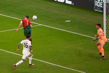 Pha nhận vơ bàn thắng của Ronaldo bị ví với tình huống 'Bàn tay của Chúa"