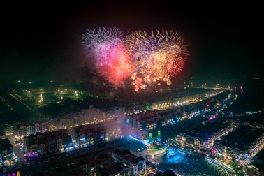 Biển người đổ về "Hàn Quốc thu nhỏ" K-Town trong ngày khai trương