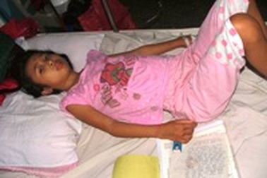 Xót thương em gái 15 tuổi nằm thoi thóp nơi bệnh viện