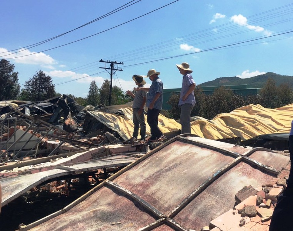 Điều tra, làm rõ vụ nhà xưởng 6.000m2 chứa đồ gỗ xuất khẩu bị cháy rụi - 2