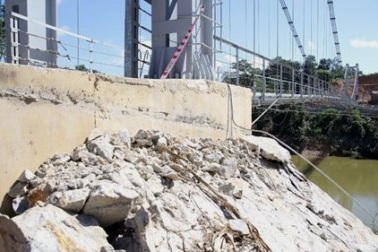 Cầu treo hơn 6 tỷ đồng vừa xây xong đã sạt lở vì mưa lũ