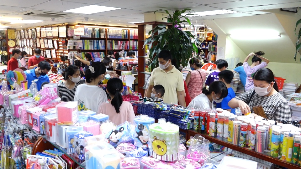 Chen chân, xếp hàng chờ đợi ở nhà sách trước ngày bắt đầu năm học mới - 11 Chen chân, xếp hàng chờ đợi ở nhà sách trước ngày bắt đầu năm học mới - 11