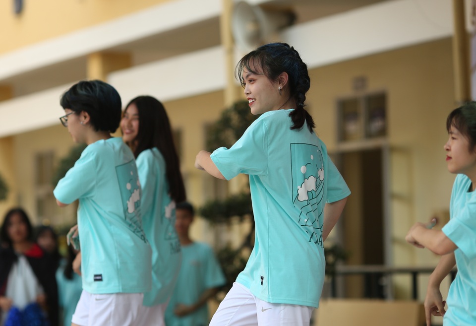 Học sinh THPT Yên Hoà cháy hết mình với vũ đạo rực rỡ thanh xuân - 1 Học sinh THPT Yên Hoà cháy hết mình với vũ đạo rực rỡ thanh xuân - 1