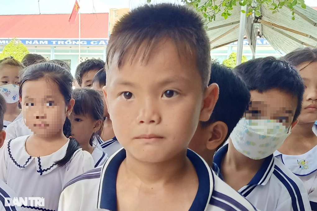 Cha mẹ mất vì Covid-19, bé 10 tuổi sống với bác trong cảnh nghèo khó - 4 Cha mẹ mất vì Covid-19, bé 10 tuổi sống với bác trong cảnh nghèo khó - 4