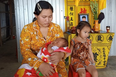 Xót xa cảnh hai đứa trẻ mồ côi, bơ vơ khát thèm một hộp sữa