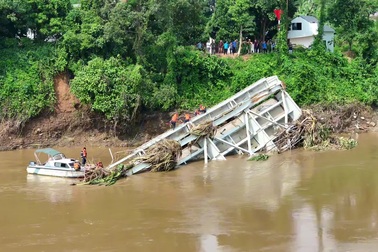 Công an, quân đội tìm kiếm nạn nhân mất tích vụ sập cầu Phong Châu