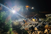 Trắng đêm tìm kiếm người đàn ông bị vùi trong căn nhà đổ sập