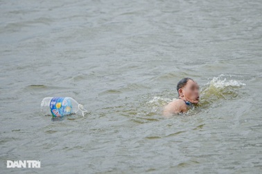 Bất chấp dịch Covid-19, nhiều người vẫn tụ tập, ra hồ bơi giải nhiệt