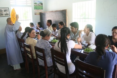 Lên chùa sư nữ đón Vu Lan cùng ni cô