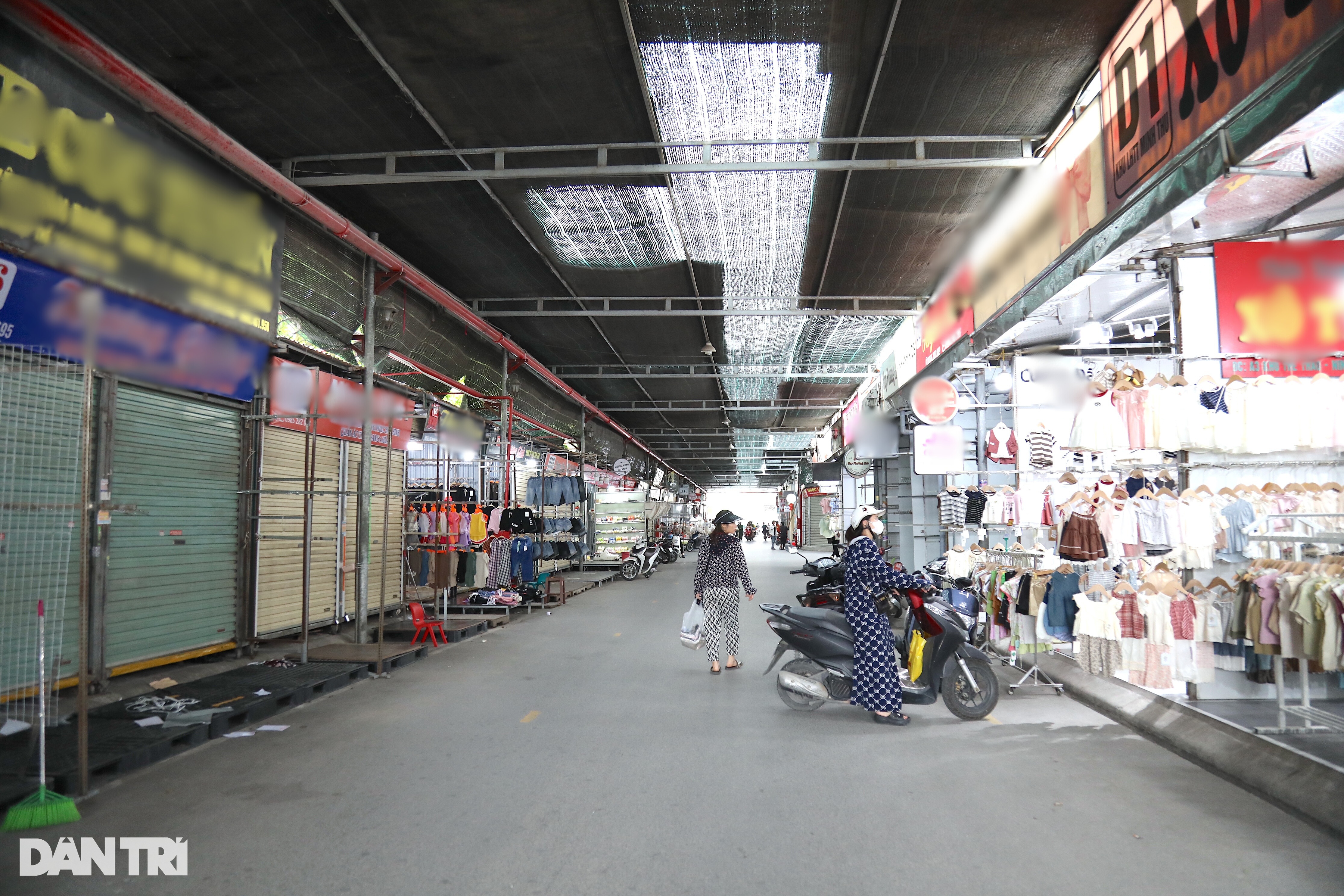 Thủ phủ thời trang lớn nhất miền Bắc: Cửa đóng then cài giữa mùa làm ăn - 5 Thủ phủ thời trang lớn nhất miền Bắc: Cửa đóng then cài giữa mùa làm ăn - 5