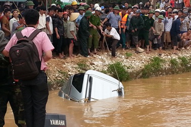 Tìm thấy thi thể Phó Giám đốc Sở cùng chiếc xe bị lũ cuốn