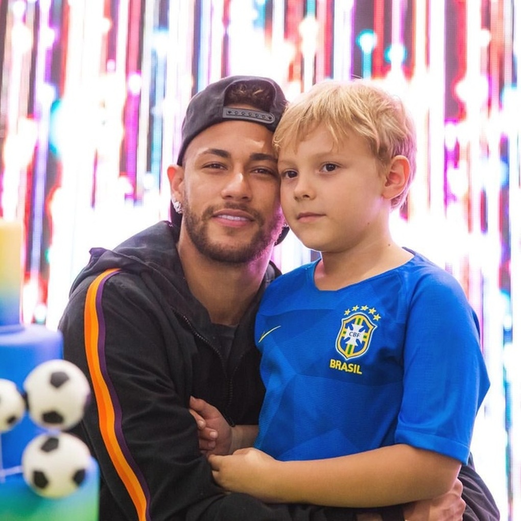 Không chỉ đá bóng hay và giàu có, Neymar còn là quý ông cư xử đẹp khi yêu - 5 Không chỉ đá bóng hay và giàu có, Neymar còn là quý ông cư xử đẹp khi yêu - 5