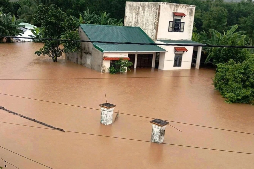 Nước dâng cao ngang thân nhà, gần 300 hộ dân bị cô lập - 1 Nước dâng cao ngang thân nhà, gần 300 hộ dân bị cô lập - 1