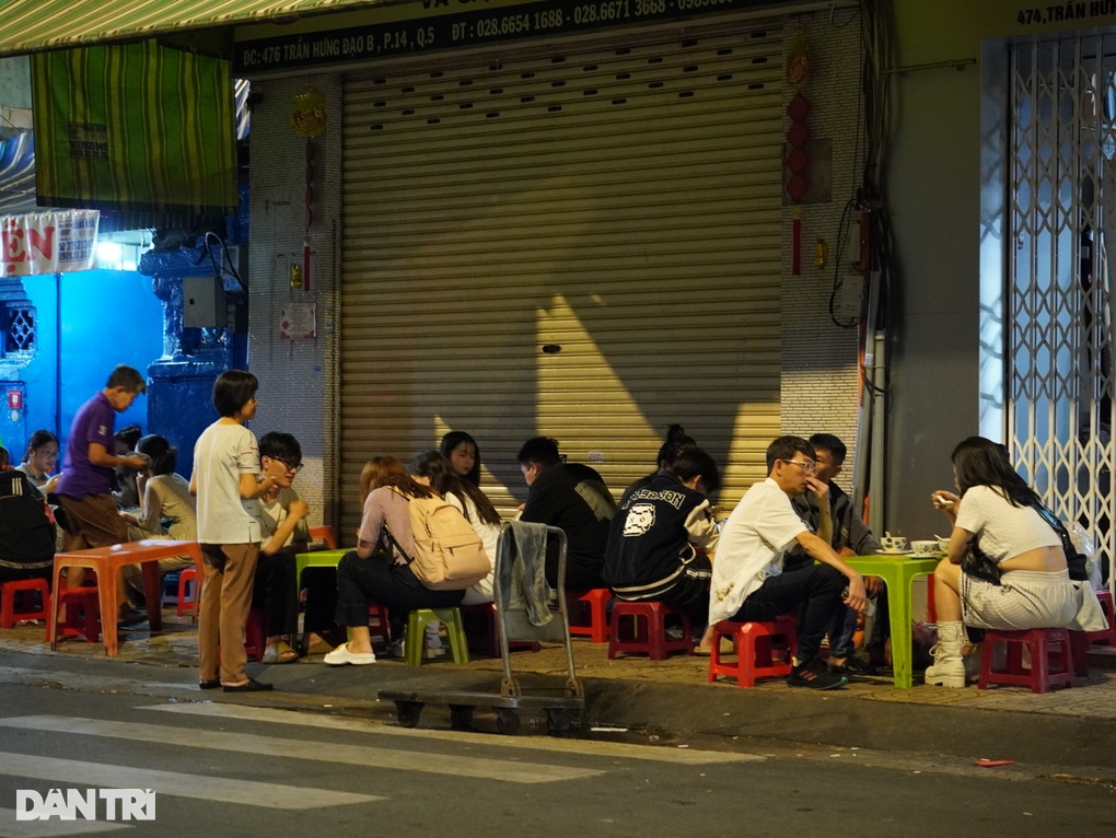 Quán Chè Ma ở TPHCM: Tồn tại hơn 80 năm, gây tò mò với món hột gà sống - 5