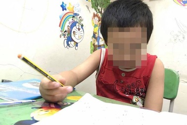 Mới học chữ hơn 3 tháng, trẻ lớp 1 đã toát mồ hôi ôn đề cương hàng trang A4