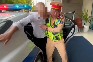 CSGT đưa nam thanh niên bị bất tỉnh trên cao tốc đi cấp cứu