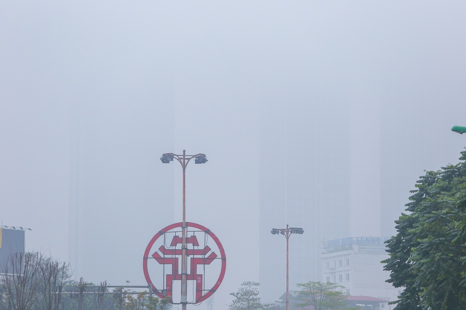 Hà Nội: Sương mù bao phủ dày đặc, các tòa nhà cao tầng bất ngờ biến mất - 11 Hà Nội: Sương mù bao phủ dày đặc, các tòa nhà cao tầng bất ngờ biến mất - 11