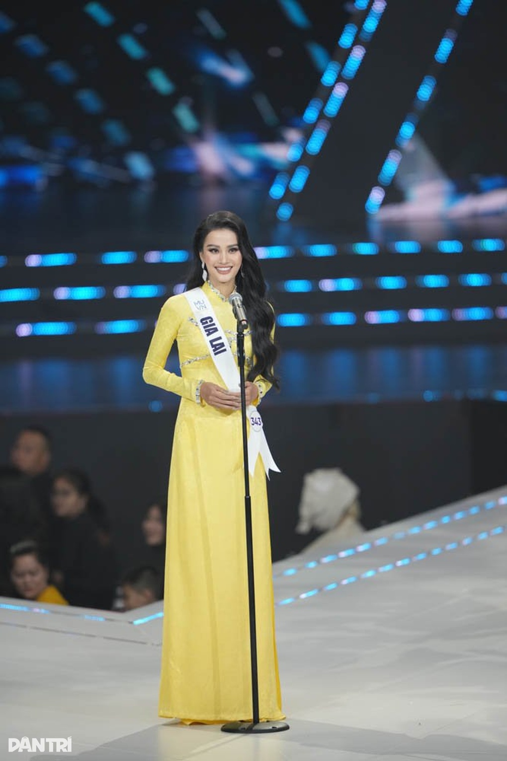 Thí sinh Hoa hậu Hoàn vũ Việt Nam nói tiếng Anh bập bẹ vì... lỗi kỹ thuật? - 4 Thí sinh Hoa hậu Hoàn vũ Việt Nam nói tiếng Anh bập bẹ vì... lỗi kỹ thuật? - 4