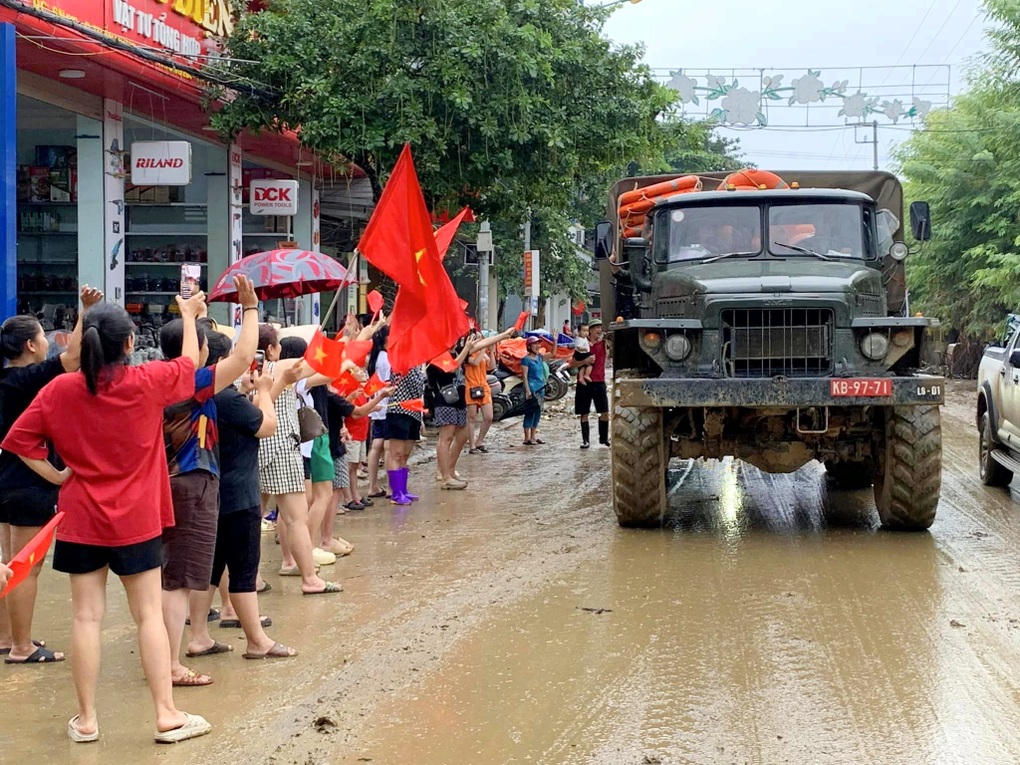 Người dân Yên Bái mang cờ, hoa ra cảm ơn, chào tạm biệt các chú bộ đội - 1