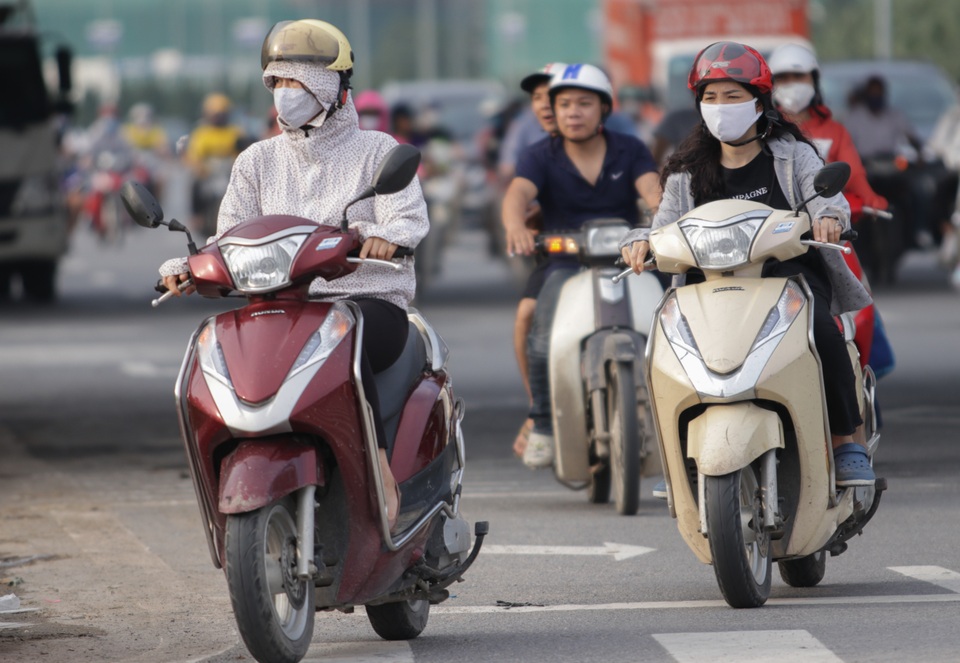 Đoàn hàng trăm người rồng rắn ngược chiều ở đường gom Đại lộ Thăng Long - 4 Đoàn hàng trăm người rồng rắn ngược chiều ở đường gom Đại lộ Thăng Long - 4