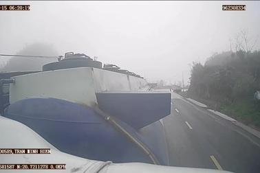 Ô tô tải vượt ẩu trên đoạn đường cong gây tai nạn cho xe ngược chiều