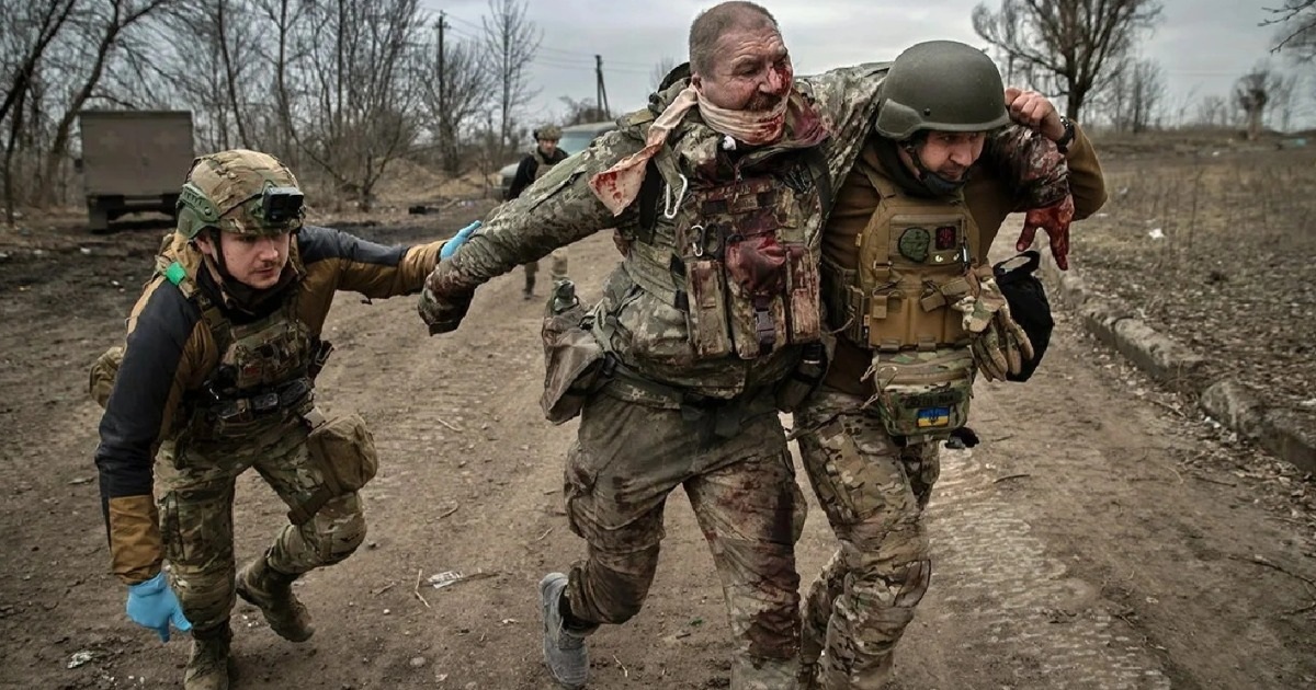 Binh sĩ Ukraine sơ tán đồng đội bị thương (Ảnh minh họa: New York Times).