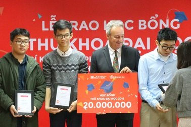 Trao học bổng toàn phần tiếng Anh cho Thủ khoa Đại học năm 2018