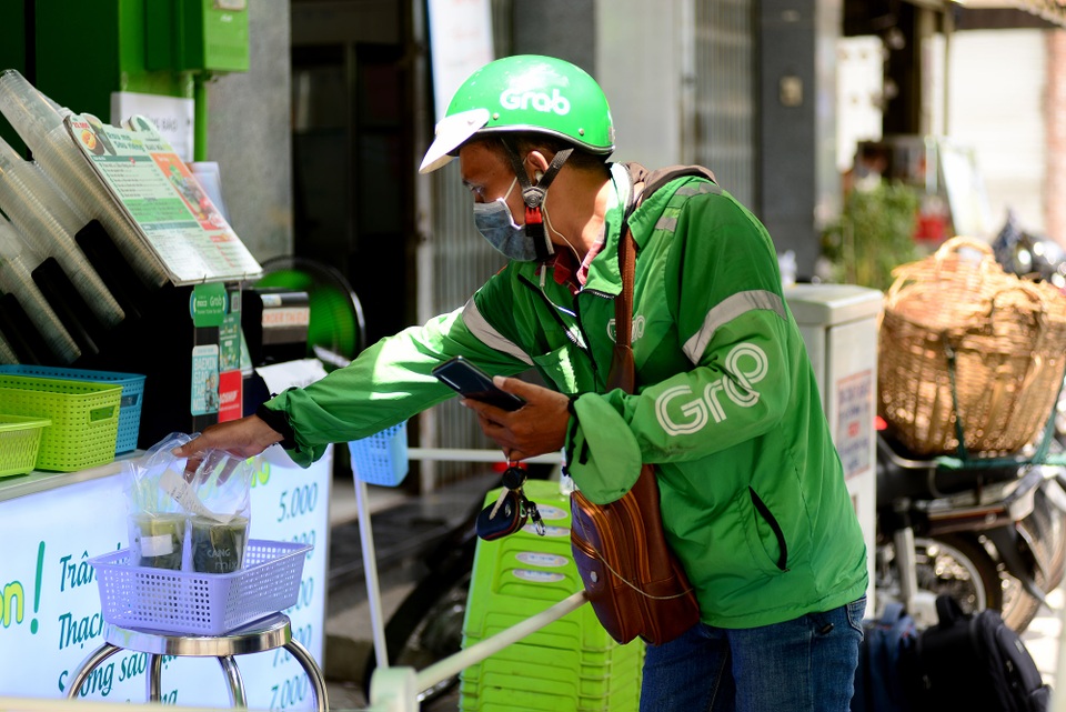 Đưa tiền cho khách bằng gậy tự chế.jpg Đưa tiền cho khách bằng gậy tự chế.jpg