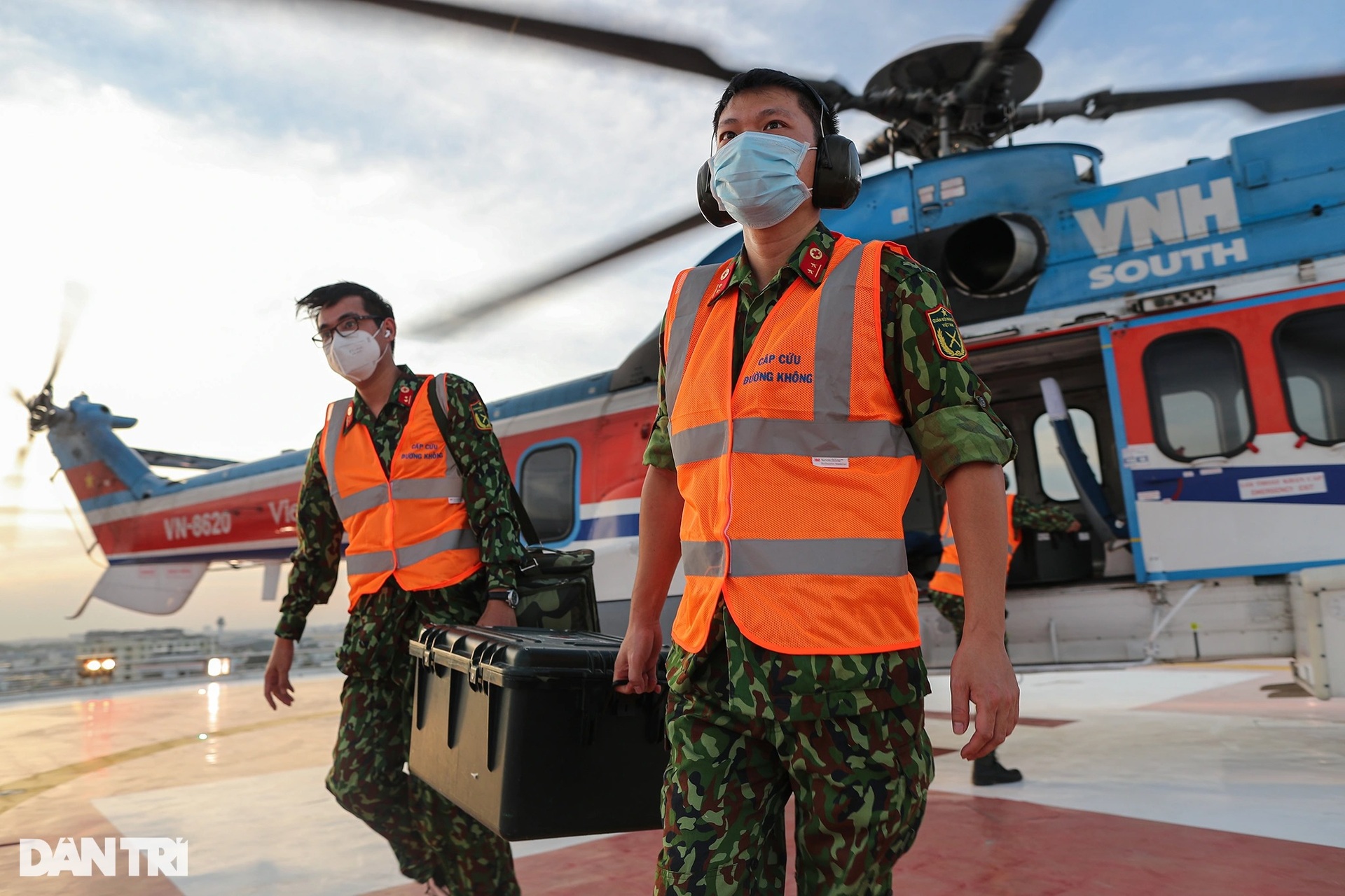 Trực thăng đáp trên nóc bệnh viện, huấn luyện cấp cứu đường không ở TPHCM - 9 Trực thăng đáp trên nóc bệnh viện, huấn luyện cấp cứu đường không ở TPHCM - 9