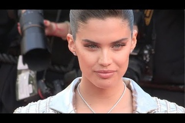 Sara Sampaio, Izabel Goulart điệu đà trên thảm đỏ Cannes