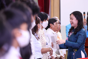 Phó Chủ tịch nước trao học bổng "Học không bao giờ cùng"