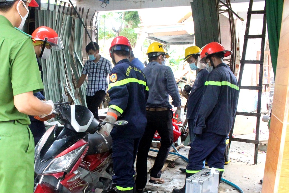 Vụ nổ sập nhà, chôn sống đôi vợ chồng: Nhiều thuốc nổ ở hiện trường! - 4 Vụ nổ sập nhà, chôn sống đôi vợ chồng: Nhiều thuốc nổ ở hiện trường! - 4