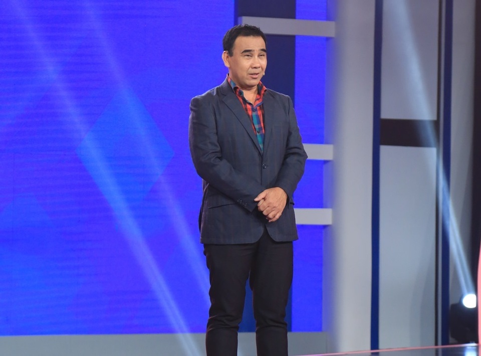 MC Quyền Linh cúi đầu xin lỗi đạo diễn Lê Hoàng trên sóng truyền hình - 2