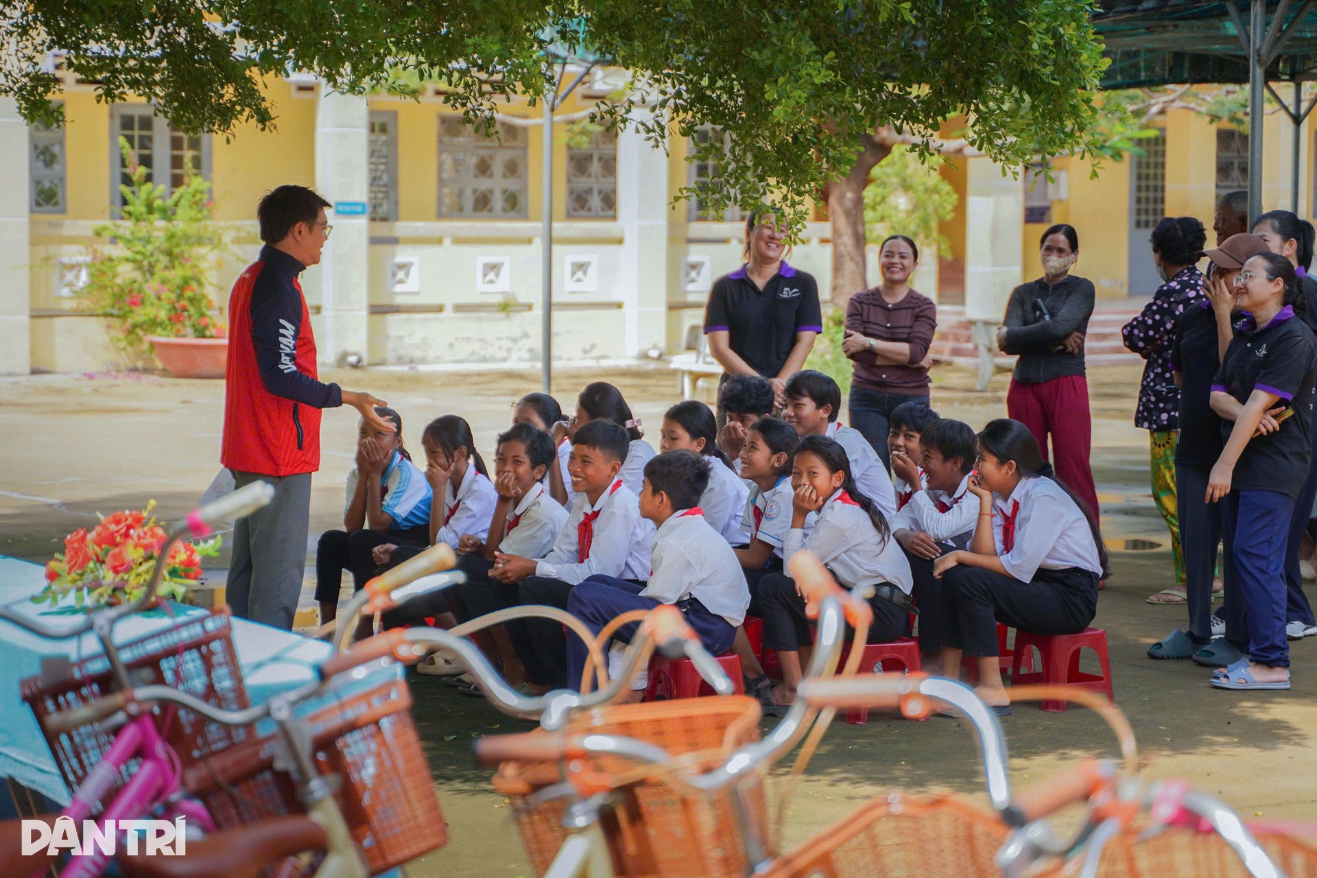 Người đàn ông giữ kỷ lục hơn 20 năm làm thiện nguyện - 1 Người đàn ông giữ kỷ lục hơn 20 năm làm thiện nguyện - 1