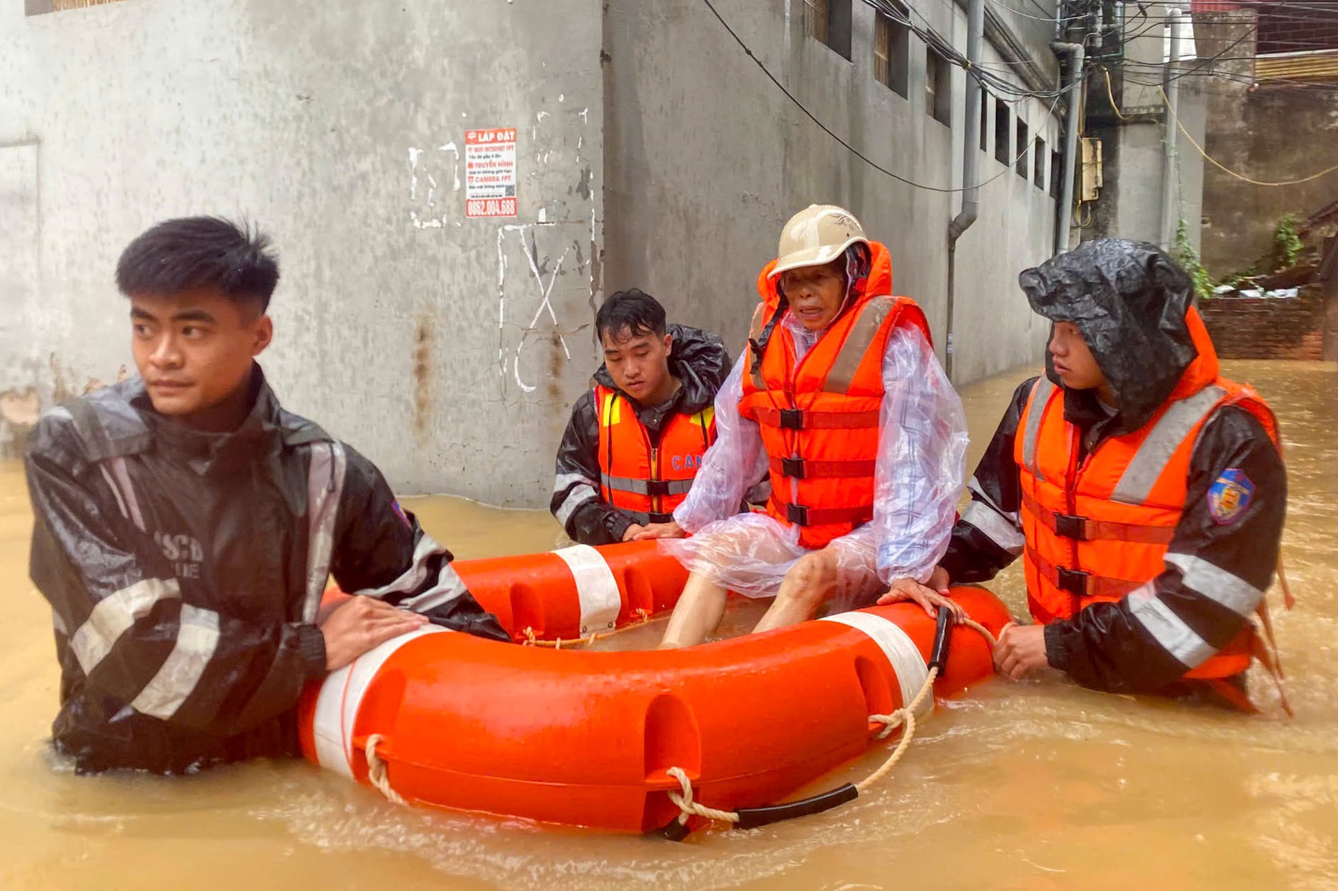 Dỡ mái ngói, ứng cứu người dân vùng ngập sâu ở Lạng Sơn - 7 Dỡ mái ngói, ứng cứu người dân vùng ngập sâu ở Lạng Sơn - 7